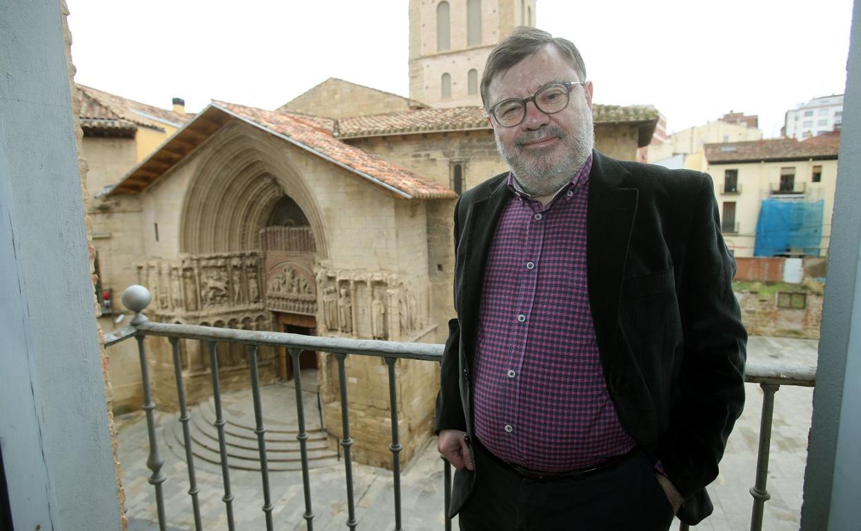 Marcelino Izquierdo, frente a la iglesia de San Bartolomé. 