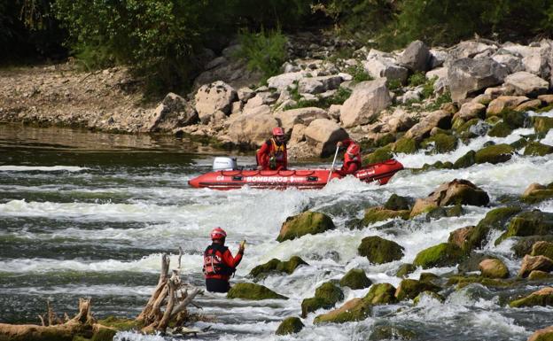 Bomberos rastreando el río Ebro. 