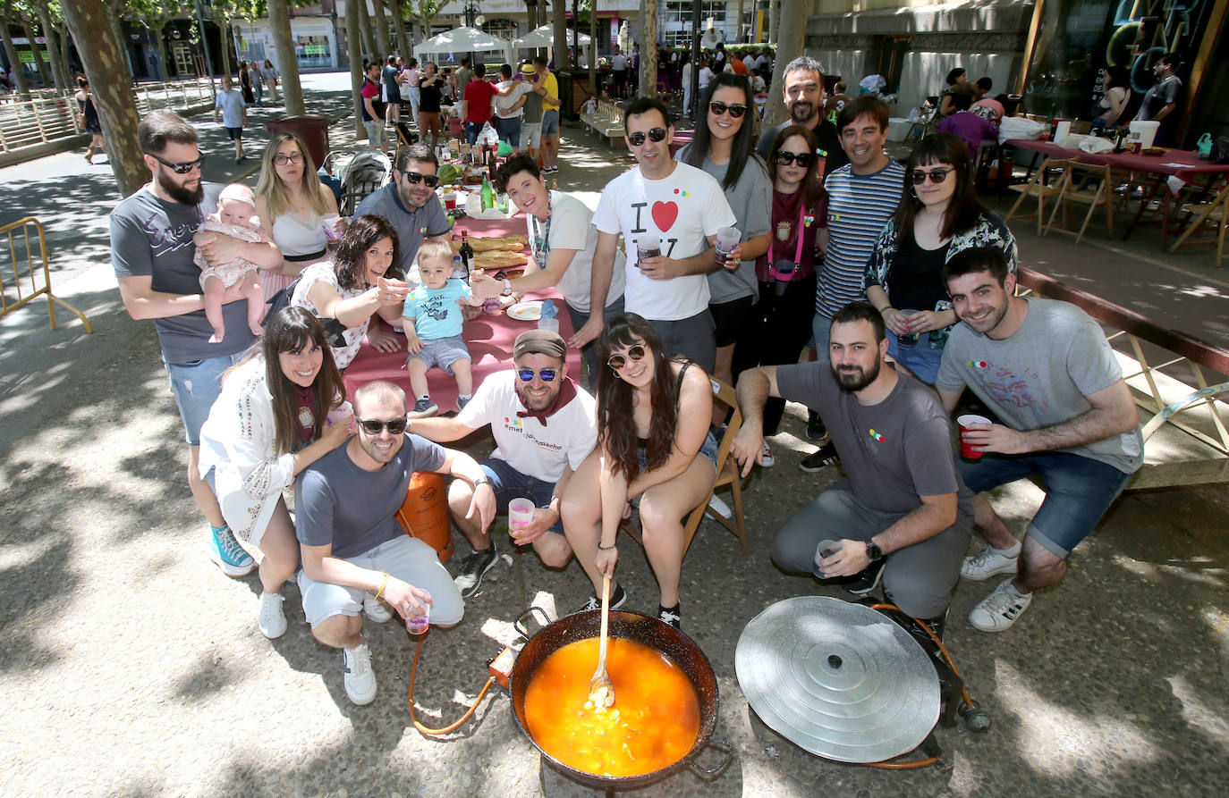Fotos: Ambiente festivo por las calles de Logroño