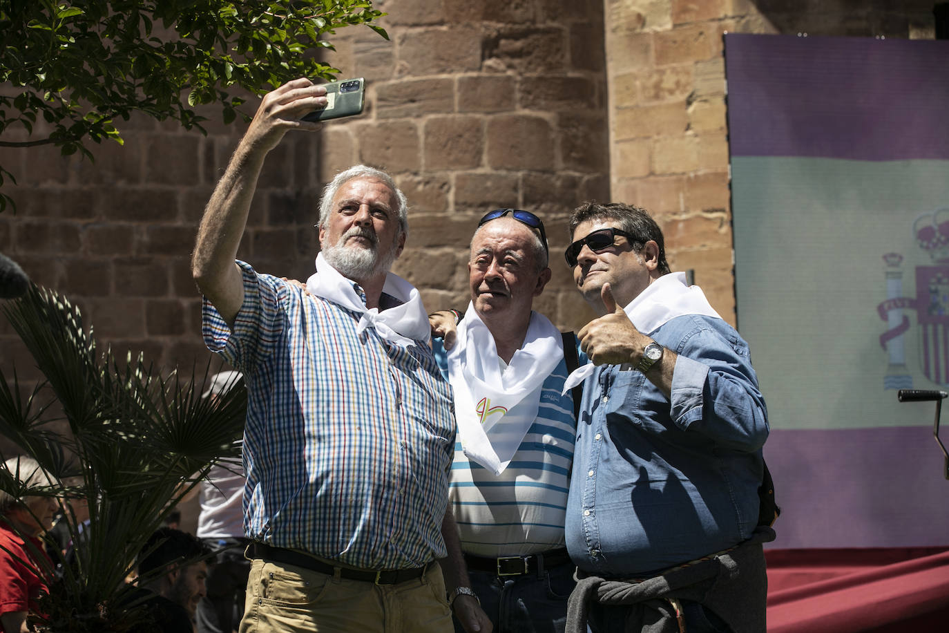 Fotos: El ambiente y las fotografías de galardonados y autoridades después del acto Día de La Rioja