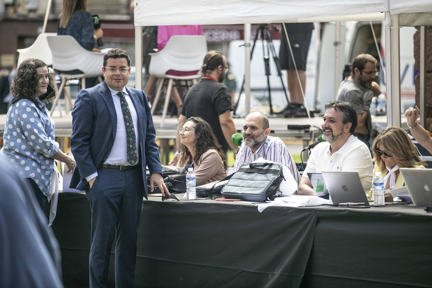 Fotos: El ambiente y las fotografías de galardonados y autoridades después del acto Día de La Rioja