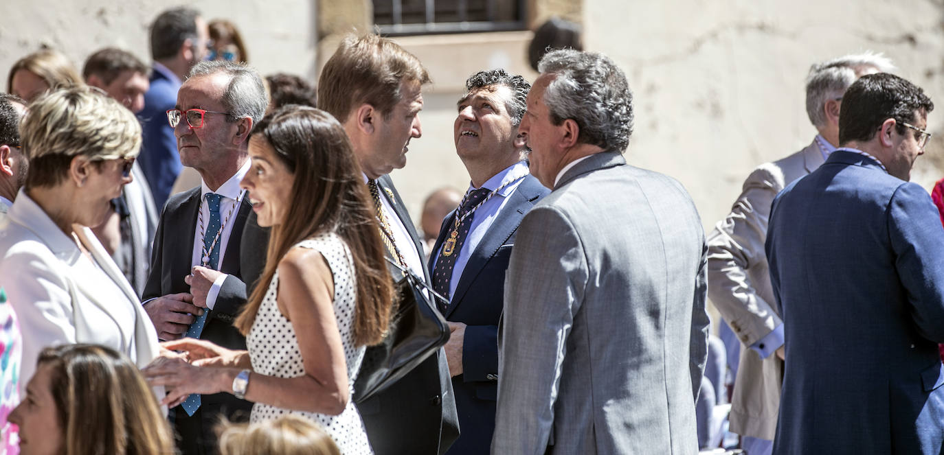 Fotos: El ambiente y las fotografías de galardonados y autoridades después del acto Día de La Rioja