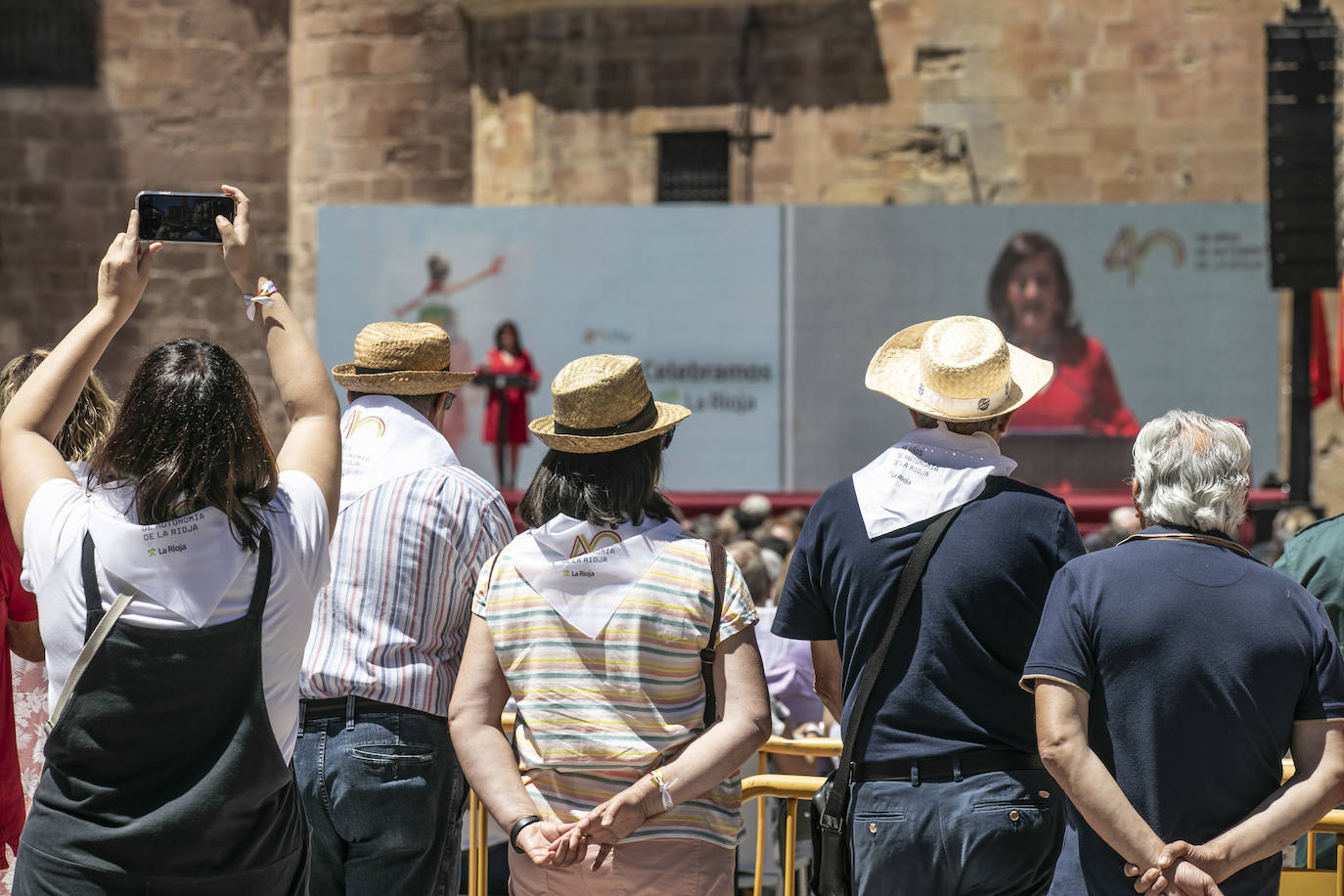 Fotos: El ambiente y las fotografías de galardonados y autoridades después del acto Día de La Rioja