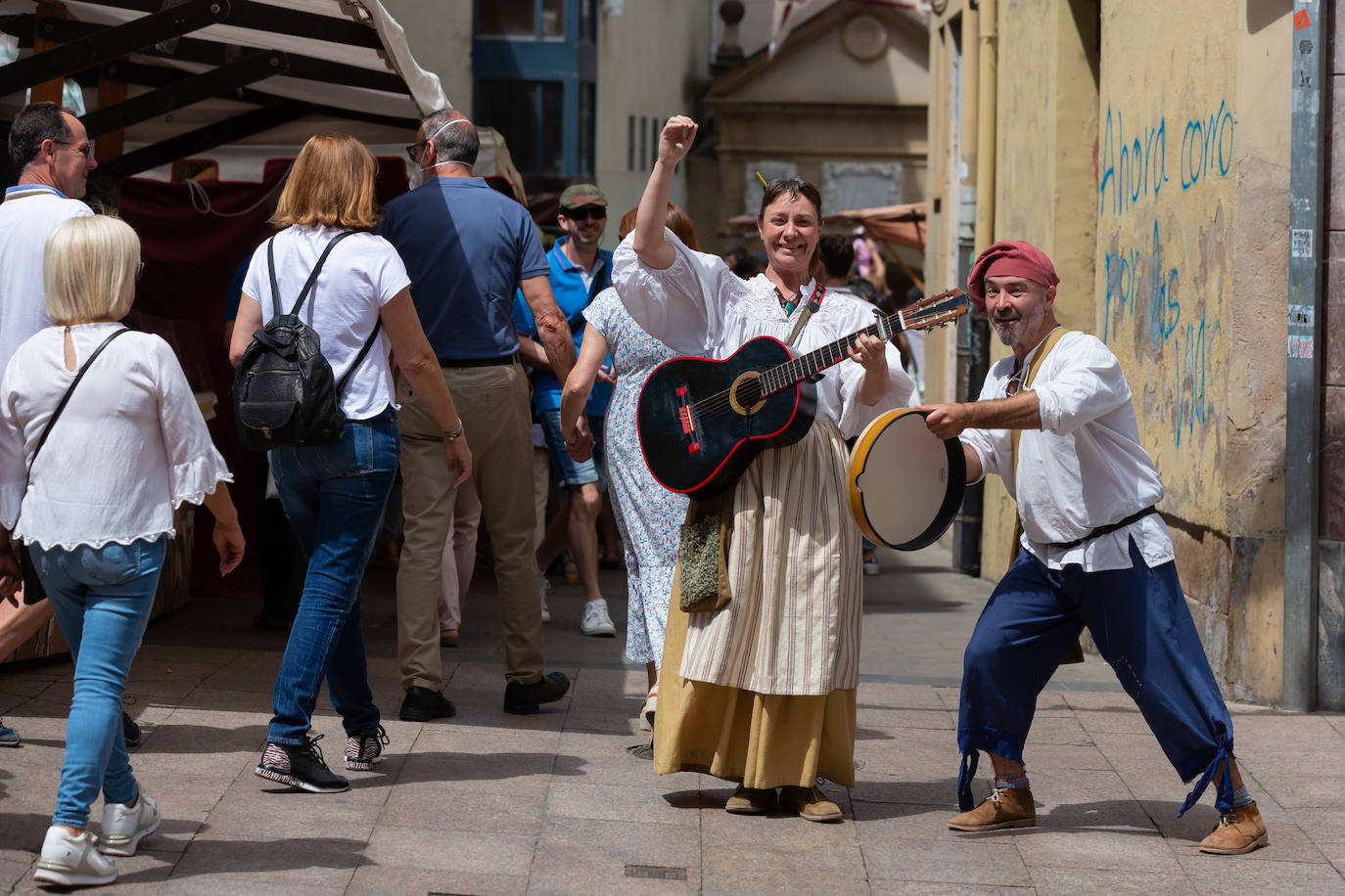 Fotos: Danzas, bailes y un paseo por el campamento francés