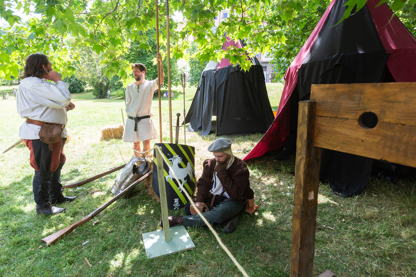 Fotos: Danzas, bailes y un paseo por el campamento francés