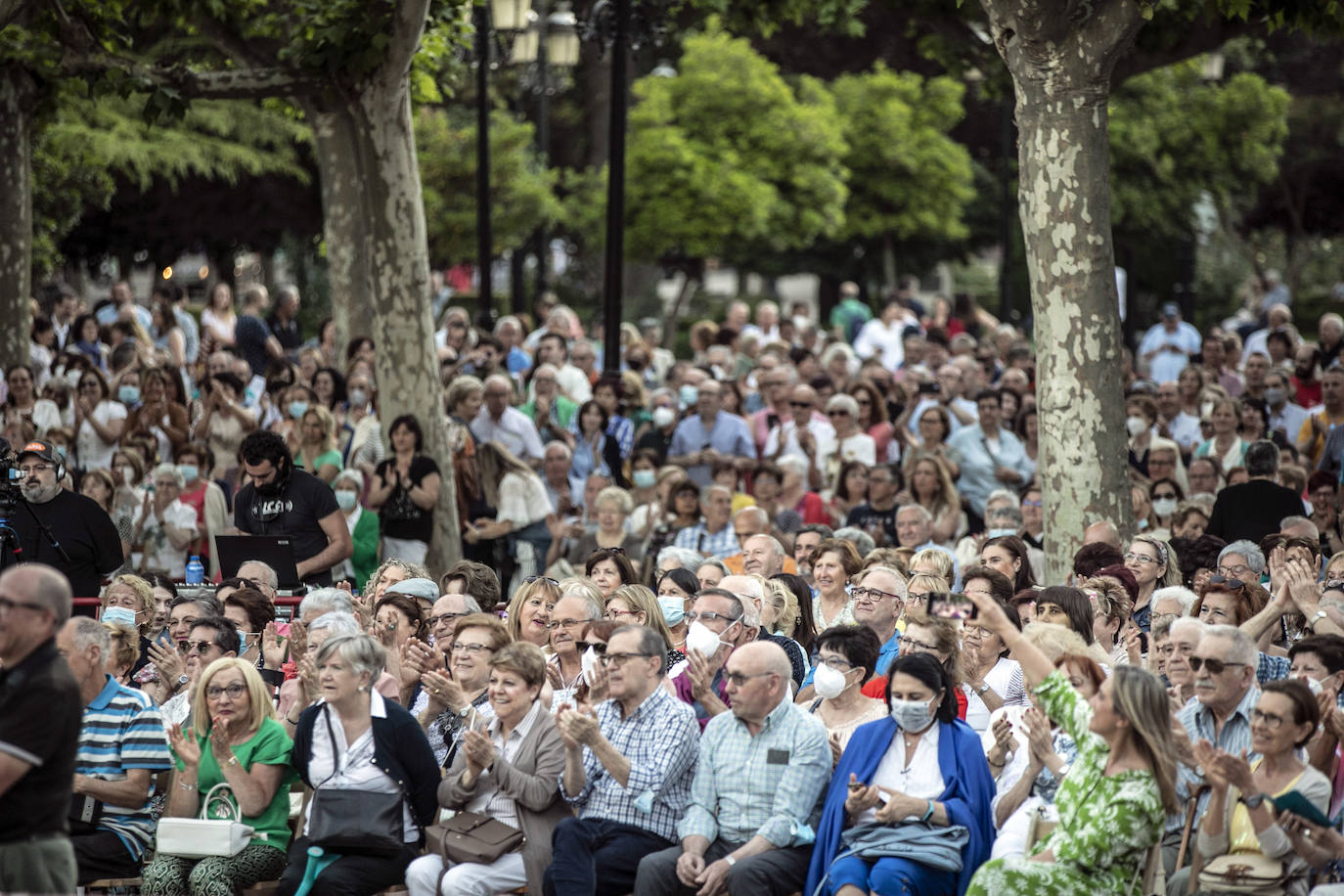 Fotos: Ángela Muro, Jesús Vicente Aguirre, Baccara y Chema Purón congregan a miles de personas en El Espolón