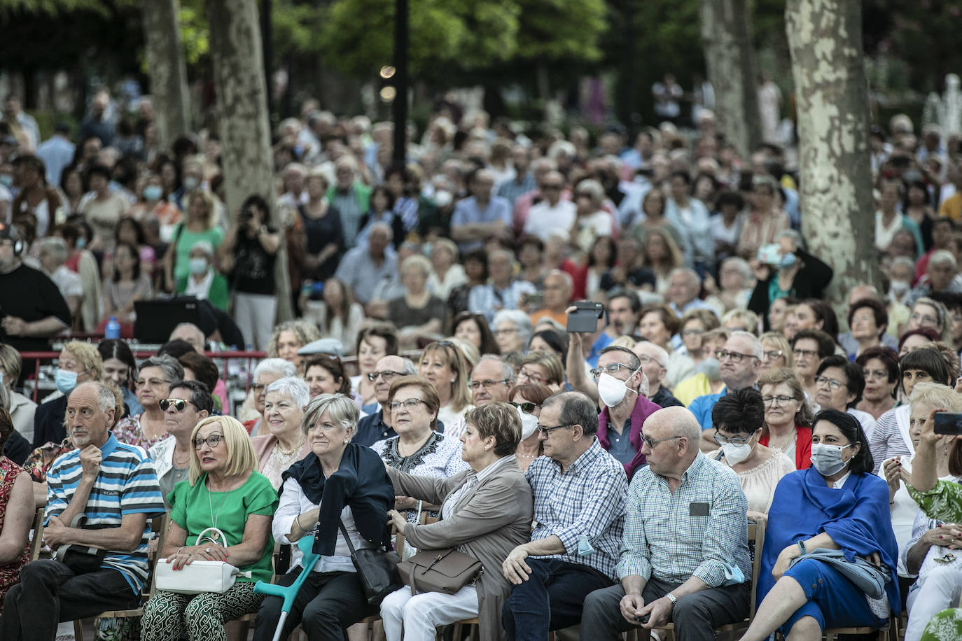Fotos: Ángela Muro, Jesús Vicente Aguirre, Baccara y Chema Purón congregan a miles de personas en El Espolón