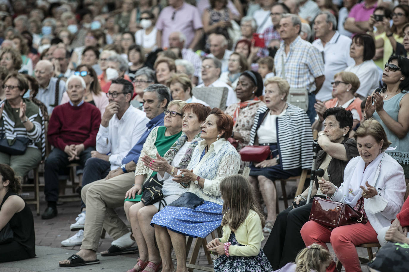 Fotos: Ángela Muro, Jesús Vicente Aguirre, Baccara y Chema Purón congregan a miles de personas en El Espolón
