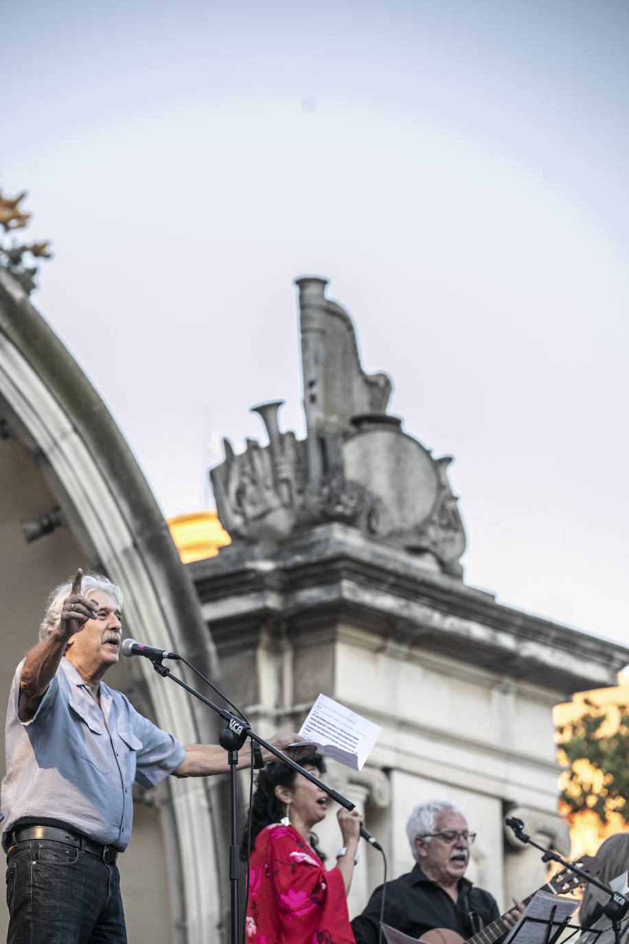 Fotos: Ángela Muro, Jesús Vicente Aguirre, Baccara y Chema Purón congregan a miles de personas en El Espolón