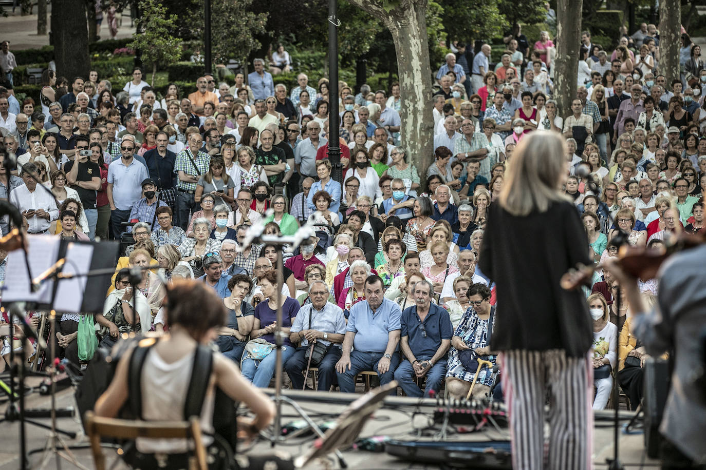 Fotos: Ángela Muro, Jesús Vicente Aguirre, Baccara y Chema Purón congregan a miles de personas en El Espolón