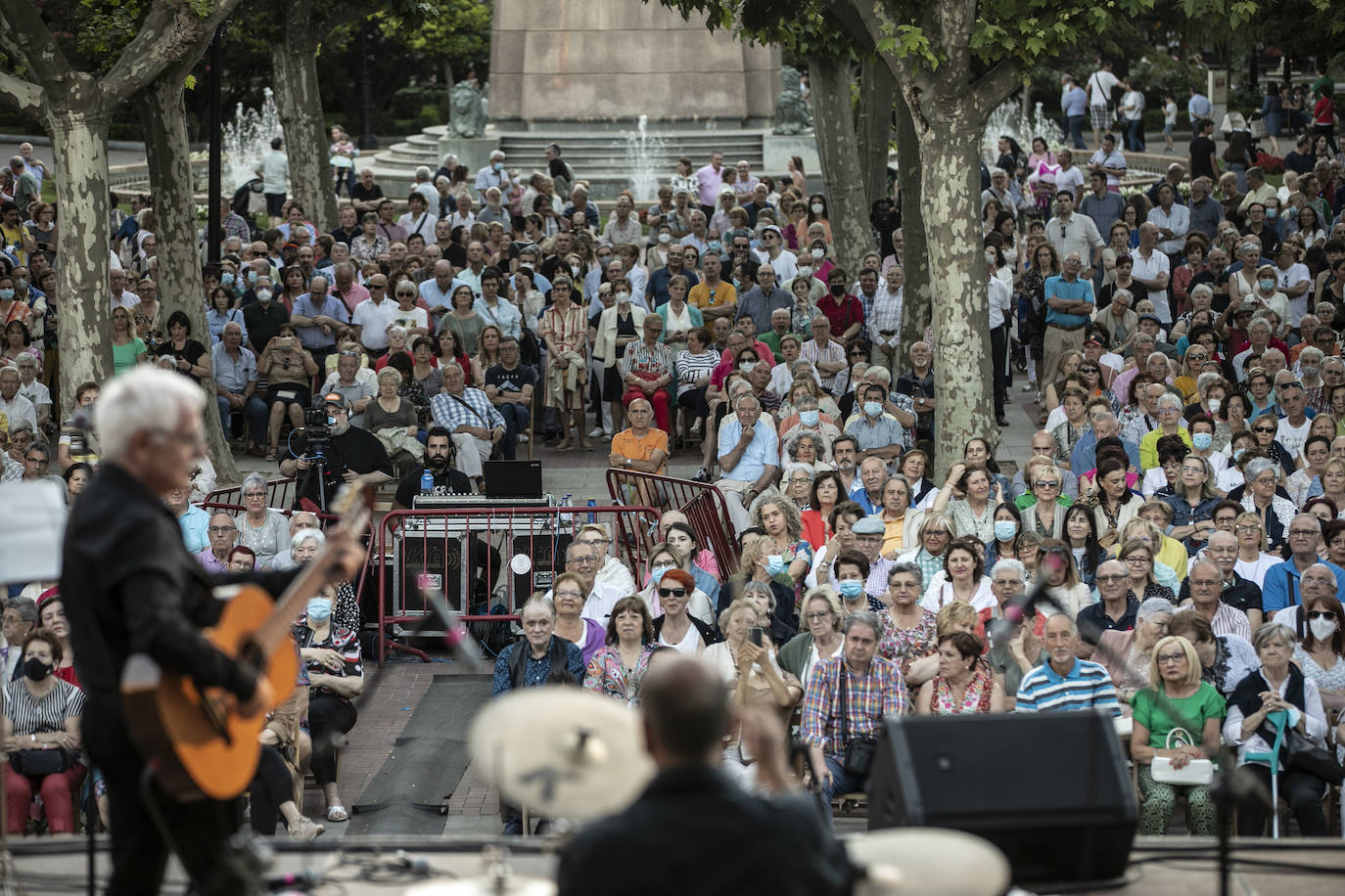 Fotos: Ángela Muro, Jesús Vicente Aguirre, Baccara y Chema Purón congregan a miles de personas en El Espolón
