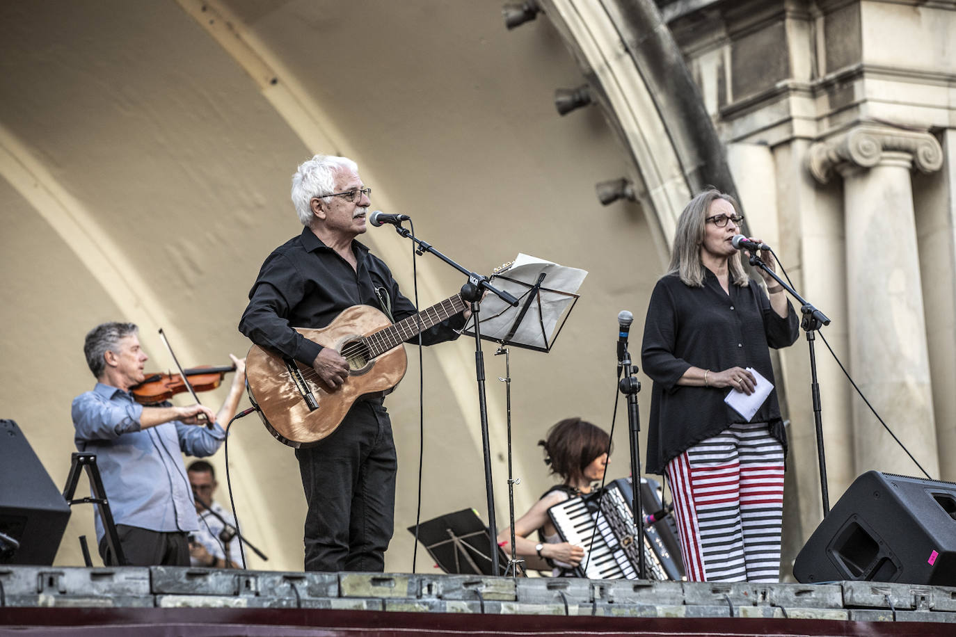 Fotos: Ángela Muro, Jesús Vicente Aguirre, Baccara y Chema Purón congregan a miles de personas en El Espolón