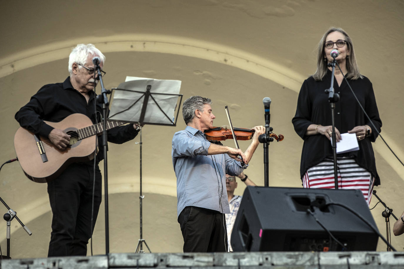 Fotos: Ángela Muro, Jesús Vicente Aguirre, Baccara y Chema Purón congregan a miles de personas en El Espolón