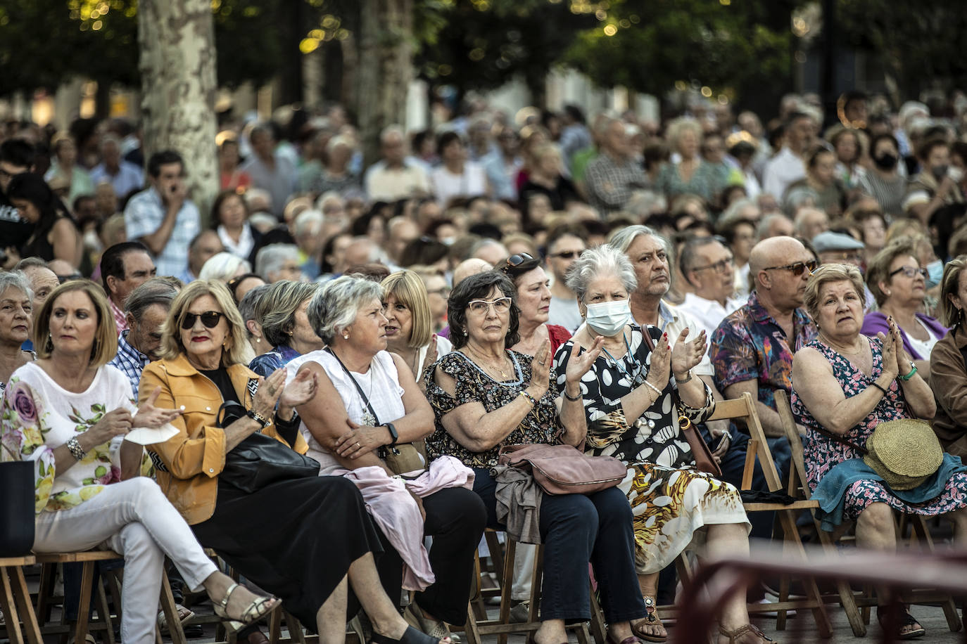 Fotos: Ángela Muro, Jesús Vicente Aguirre, Baccara y Chema Purón congregan a miles de personas en El Espolón
