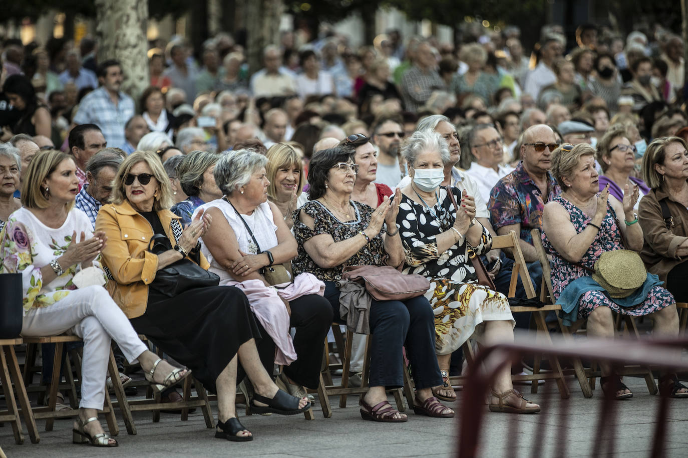 Fotos: Ángela Muro, Jesús Vicente Aguirre, Baccara y Chema Purón congregan a miles de personas en El Espolón