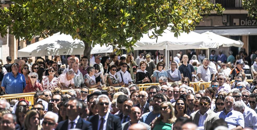 Invitados y público en general siguen el acto en la plaza de España de Nájera. 