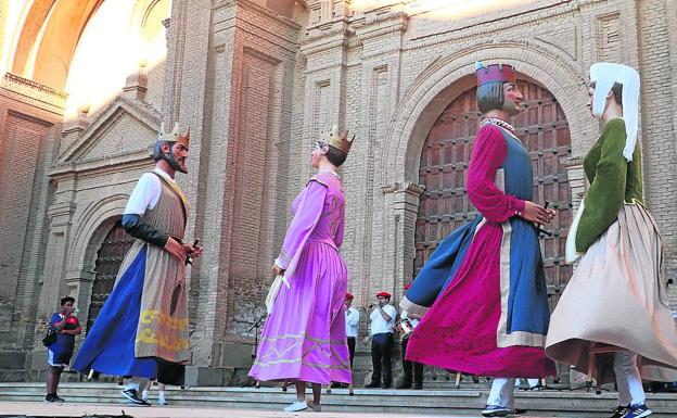 Gigantes girando a la puerta de la colegiata alfareña. 