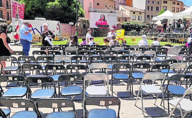 El escenario preparado para el público, desierto por el sol durante el discurso de la presidenta.