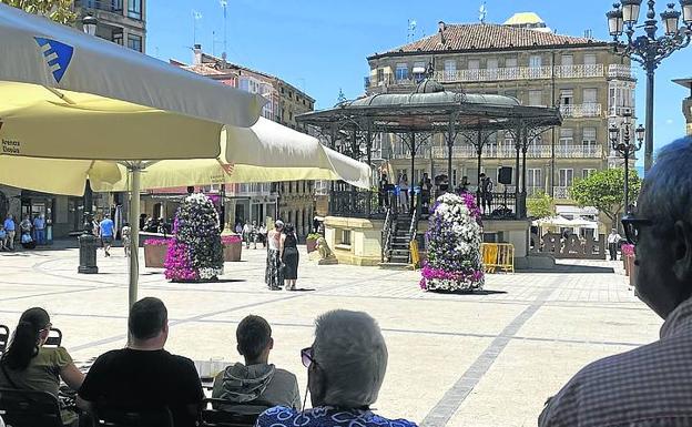 Ambiente musical en el quiosco de Haro.