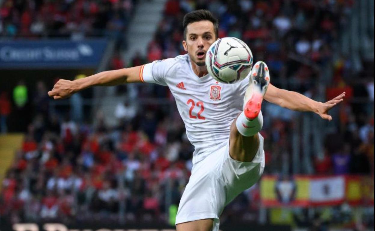 Pablo Sarabia intenta controlar el balón ante Suiza. 