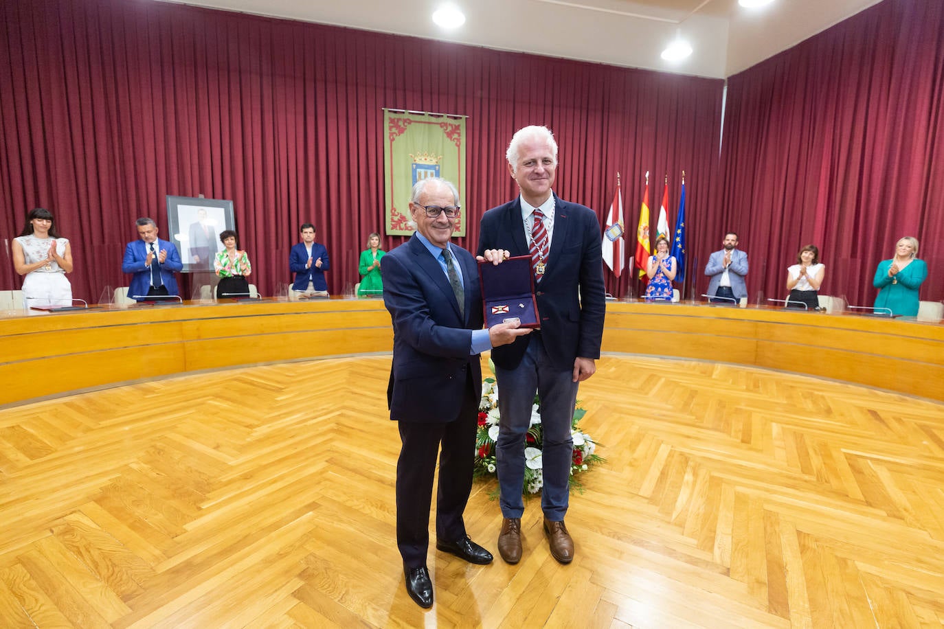 Fotos: Bezares, Hernáez y Rodríguez Moroy ya tienen sus insignias de Logroño