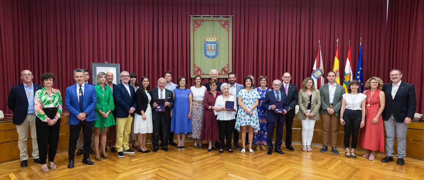 Fotos: Bezares, Hernáez y Rodríguez Moroy ya tienen sus insignias de Logroño