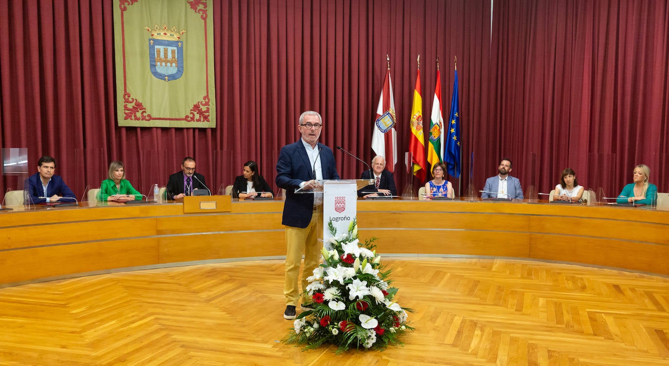 Fotos: Bezares, Hernáez y Rodríguez Moroy ya tienen sus insignias de Logroño