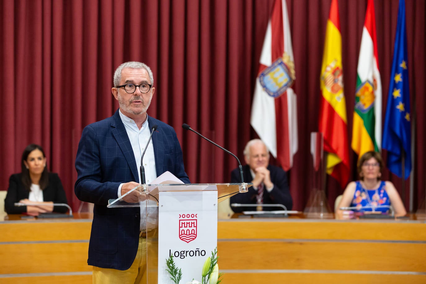 Fotos: Bezares, Hernáez y Rodríguez Moroy ya tienen sus insignias de Logroño