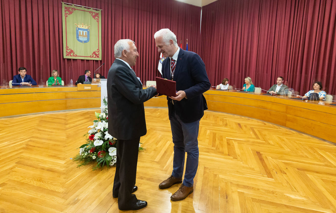 Fotos: Bezares, Hernáez y Rodríguez Moroy ya tienen sus insignias de Logroño