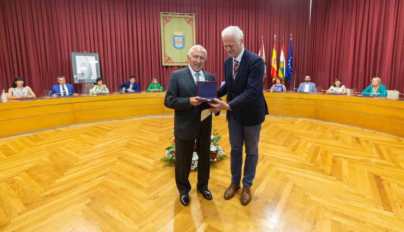 Fotos: Bezares, Hernáez y Rodríguez Moroy ya tienen sus insignias de Logroño