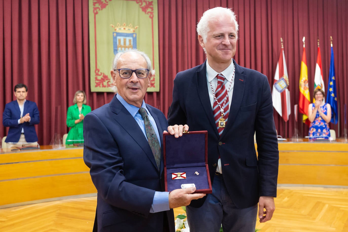 Fotos: Bezares, Hernáez y Rodríguez Moroy ya tienen sus insignias de Logroño