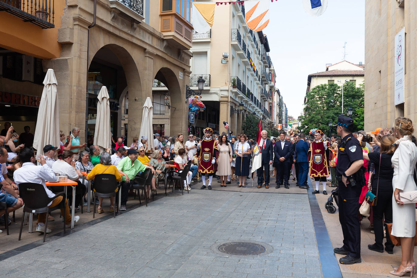 Fotos: Los ecos de la pandemia marcan los tradicionales banderazos de San Bernabé