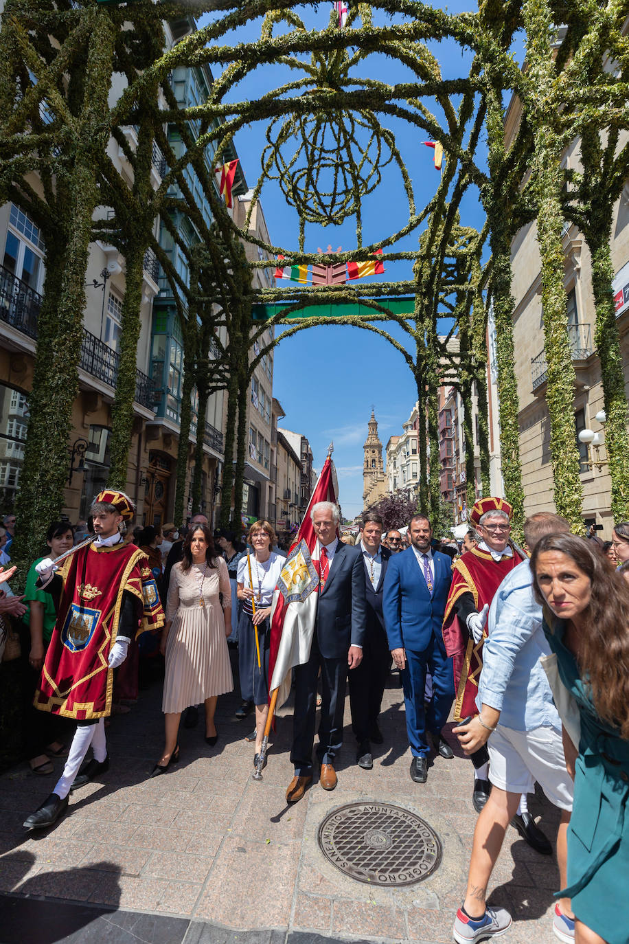 Fotos: Los ecos de la pandemia marcan los tradicionales banderazos de San Bernabé