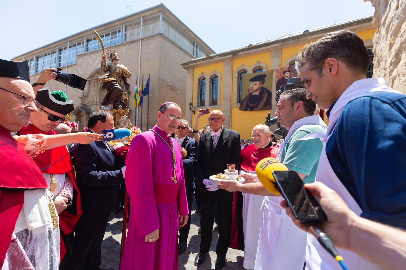 Fotos: Los ecos de la pandemia marcan los tradicionales banderazos de San Bernabé