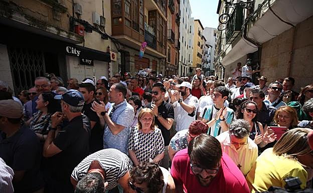 Imagen principal - Fiestas de San Bernabé: Miles de logroñeses a la sombra de su enseña