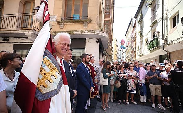 Imagen principal - Fiestas de San Bernabé: Miles de logroñeses a la sombra de su enseña