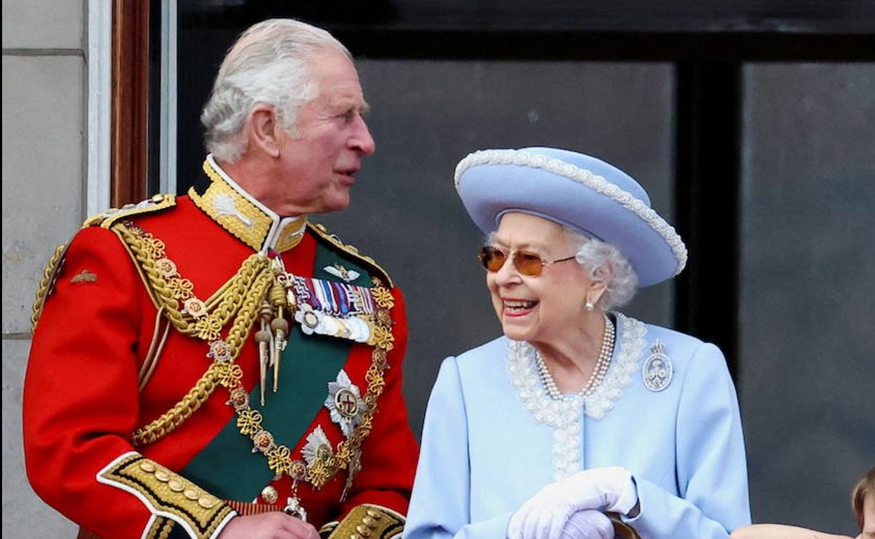 El principe Carlos y la reina Isabel, durante el Jubileo.