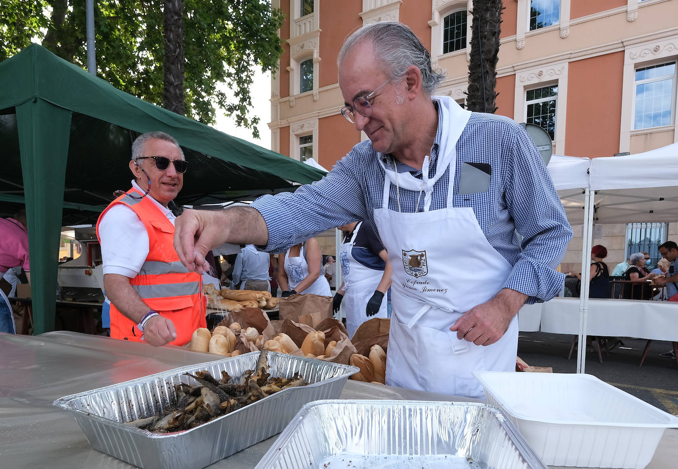 Fotos: Reparto del pez, pan y vino