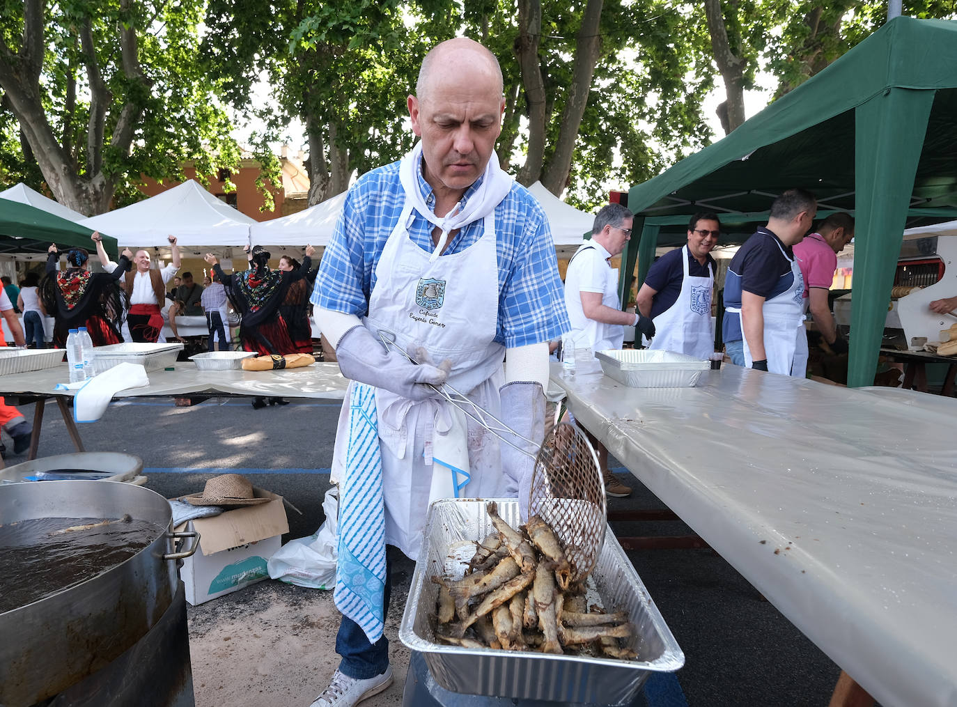 Fotos: Reparto del pez, pan y vino