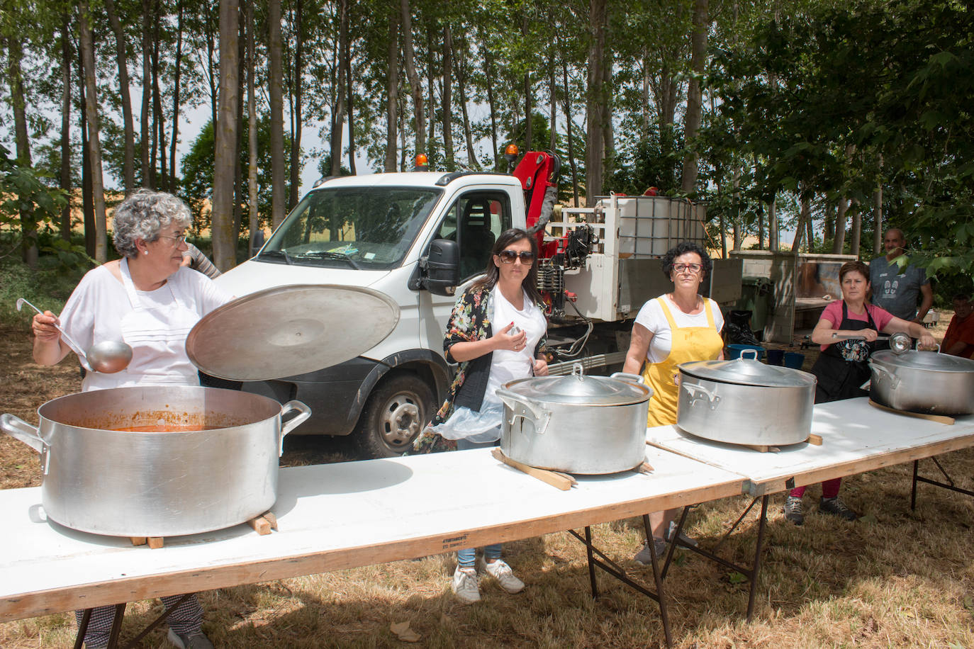 Fotos: Cientos de personas celebran la romería de Las Abejas comiendo lentejas