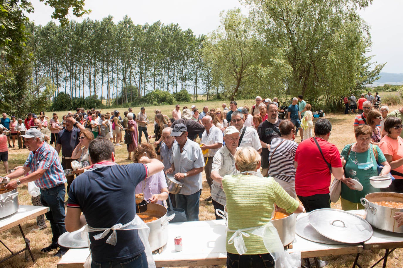 Fotos: Cientos de personas celebran la romería de Las Abejas comiendo lentejas