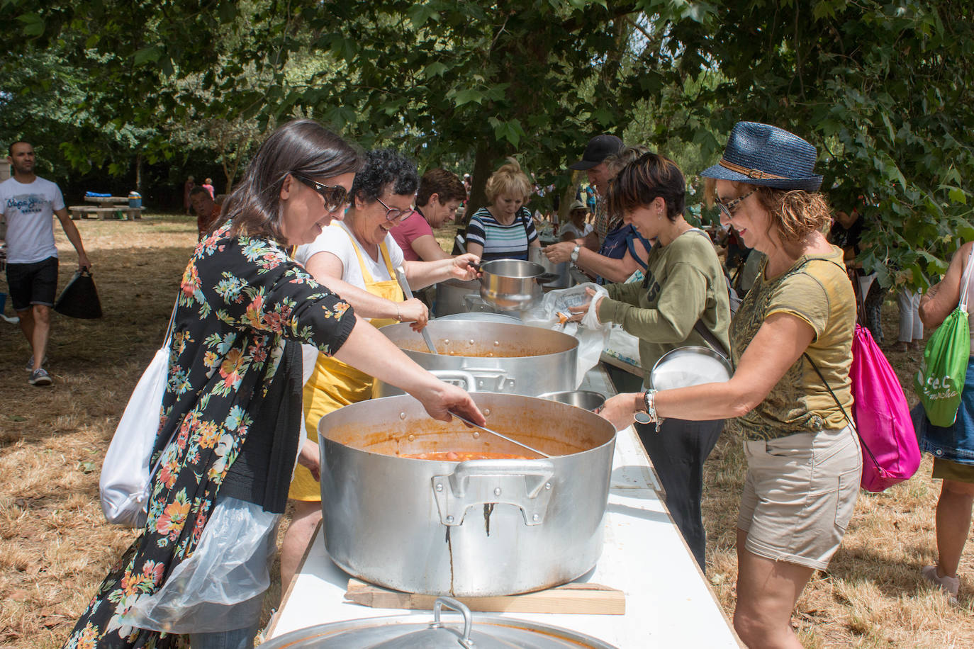 Fotos: Cientos de personas celebran la romería de Las Abejas comiendo lentejas