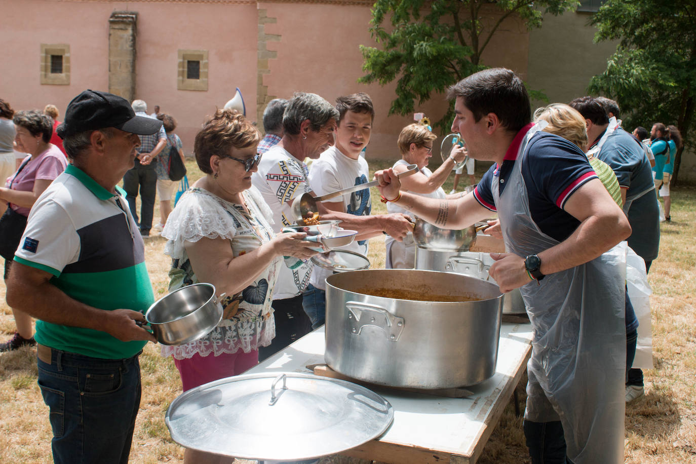 Fotos: Cientos de personas celebran la romería de Las Abejas comiendo lentejas