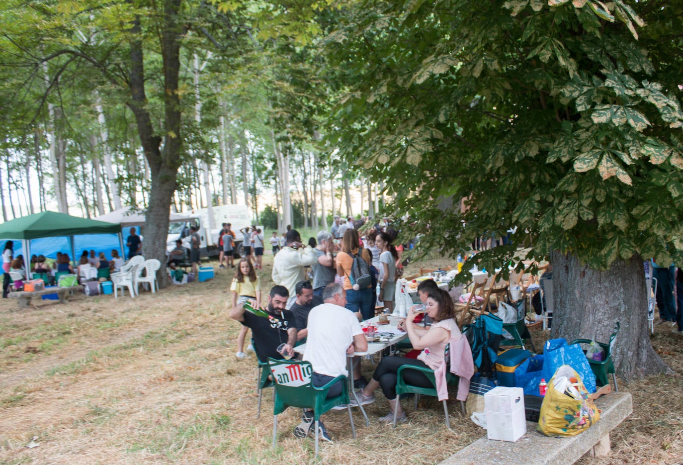 Fotos: Cientos de personas celebran la romería de Las Abejas comiendo lentejas