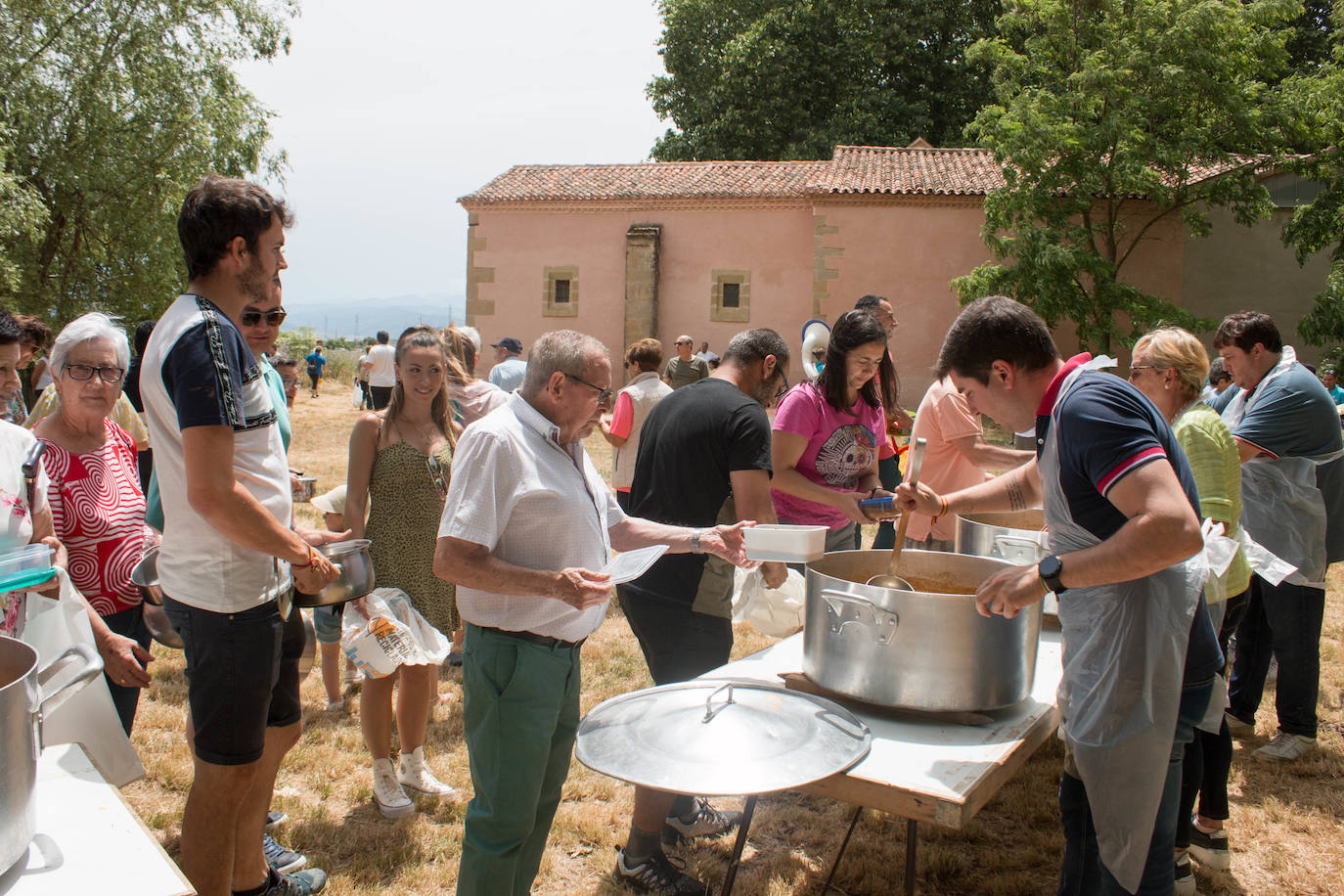 Fotos: Cientos de personas celebran la romería de Las Abejas comiendo lentejas