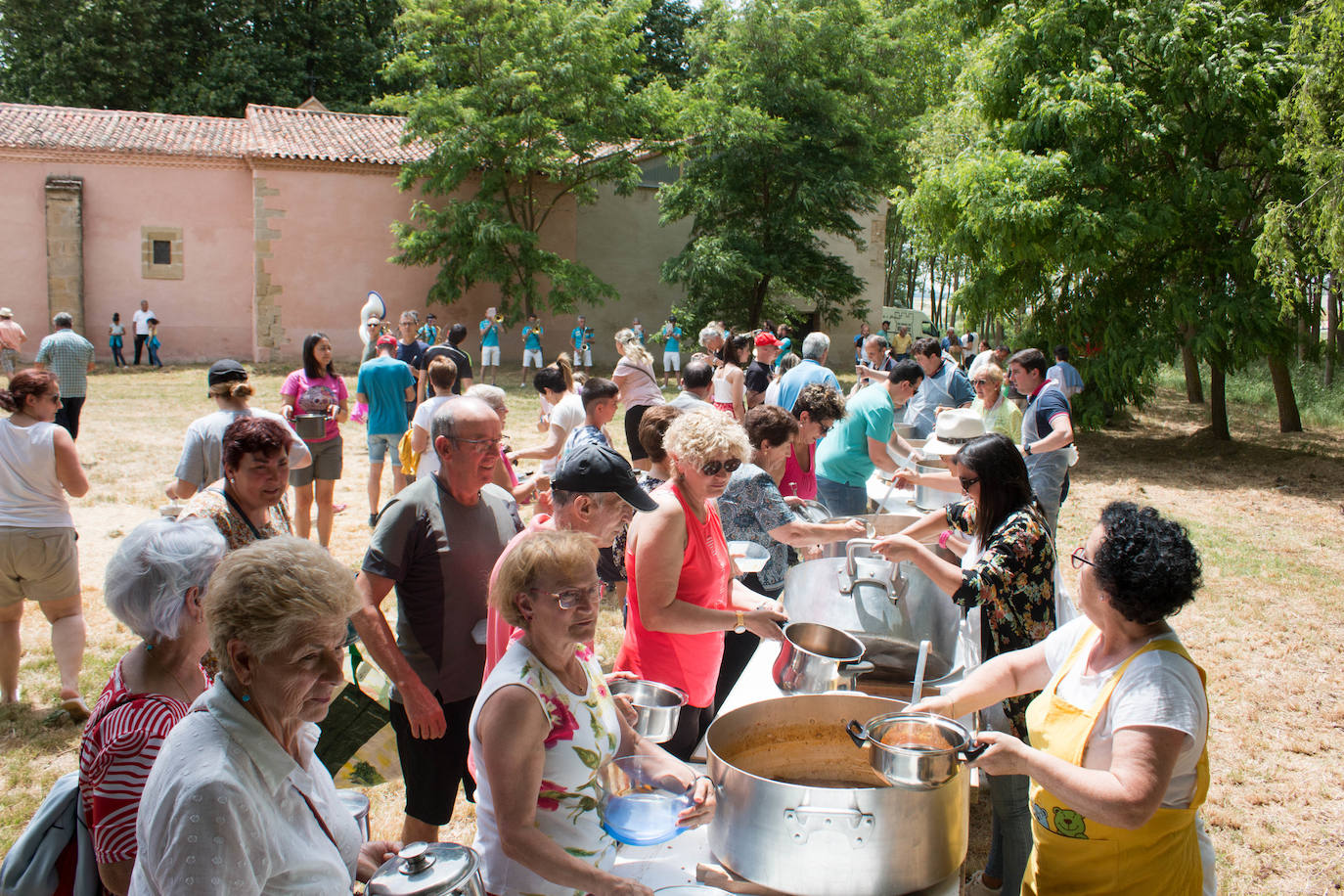 Fotos: Cientos de personas celebran la romería de Las Abejas comiendo lentejas