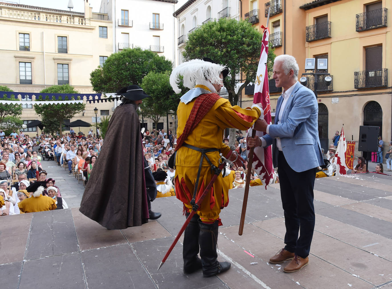Fotos: Entrega de las flores de lis al escudo de Logroño por parte de Carlos V