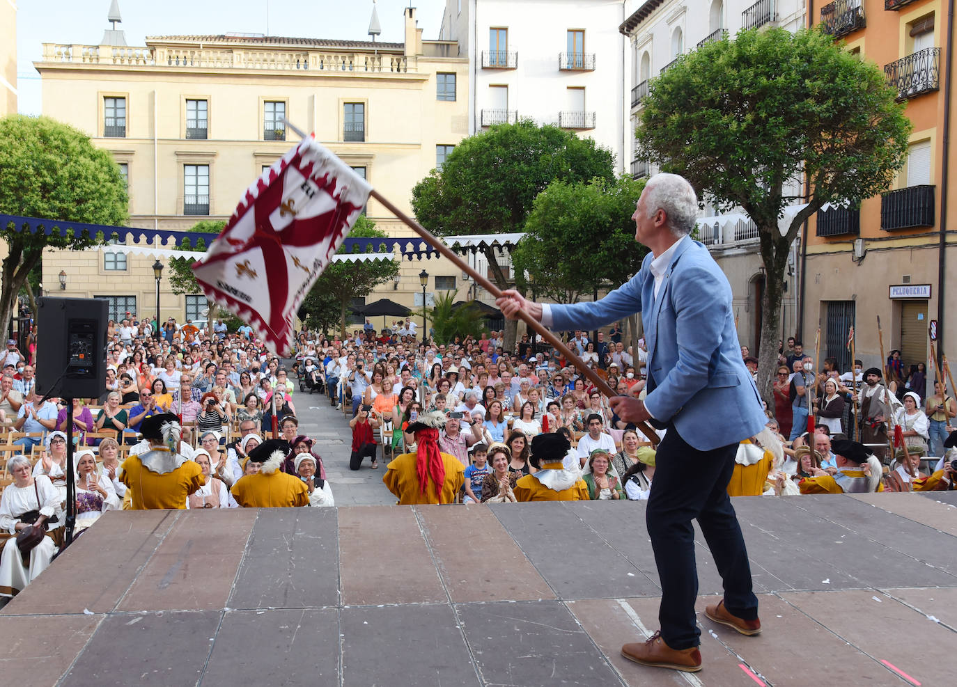 Fotos: Entrega de las flores de lis al escudo de Logroño por parte de Carlos V