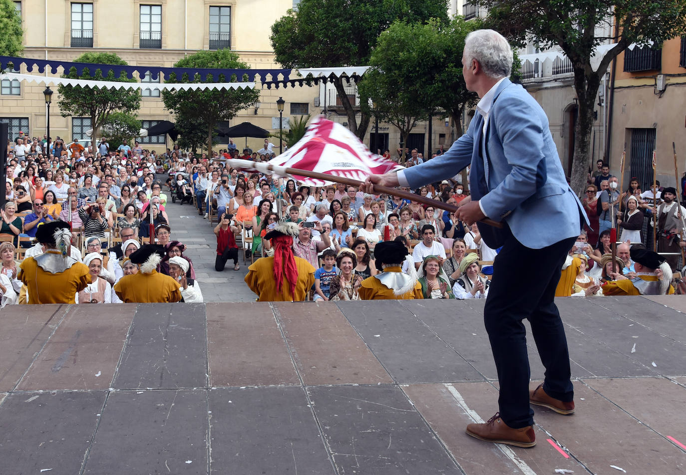 Fotos: Entrega de las flores de lis al escudo de Logroño por parte de Carlos V