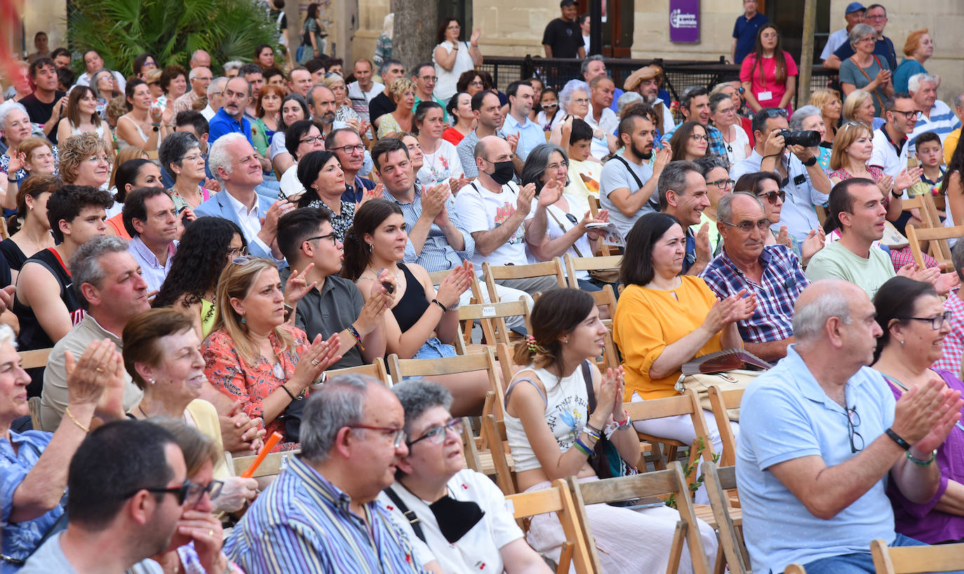 Fotos: Entrega de las flores de lis al escudo de Logroño por parte de Carlos V